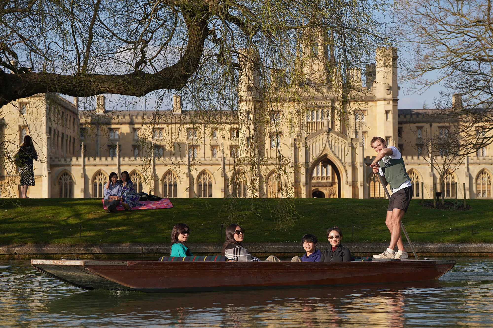 Cambridge Punting Tickets: Shared Tour Experience